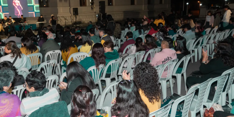 Se concretó la segunda jornada de «Voces de Agosto» en plaza España