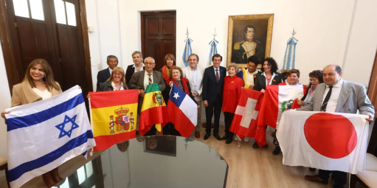 El Gobernador recibió a las colectividades extranjeras en el Día del Inmigrante