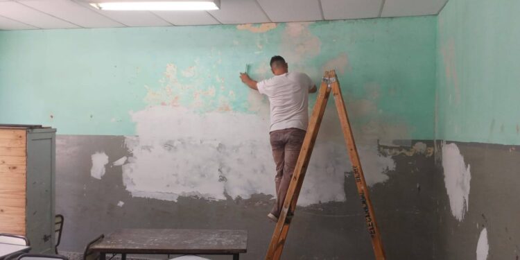 Pintura para las escuelas sampedreñas antes del inicio de las clases