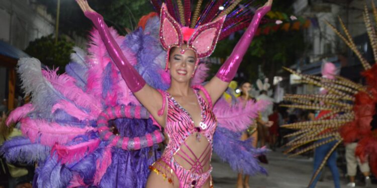 Más de 25 espectadores disfrutaron de la primera noche de corso en San Pedro