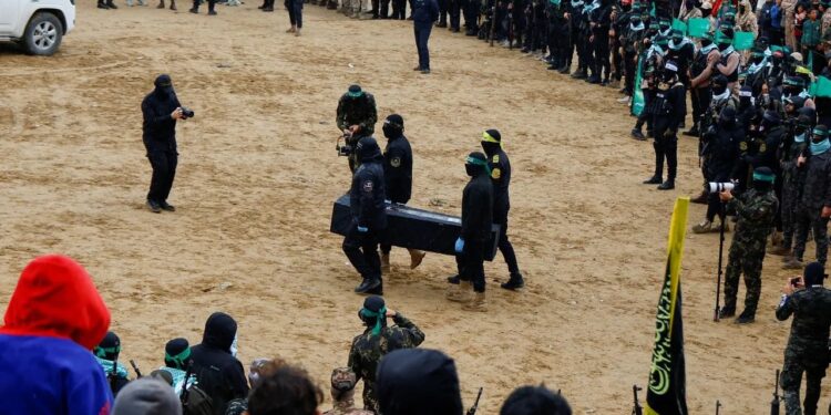 Hamás entregó a la Cruz Roja los ataúdes con los cuerpos de los cuatro rehenes israelíes