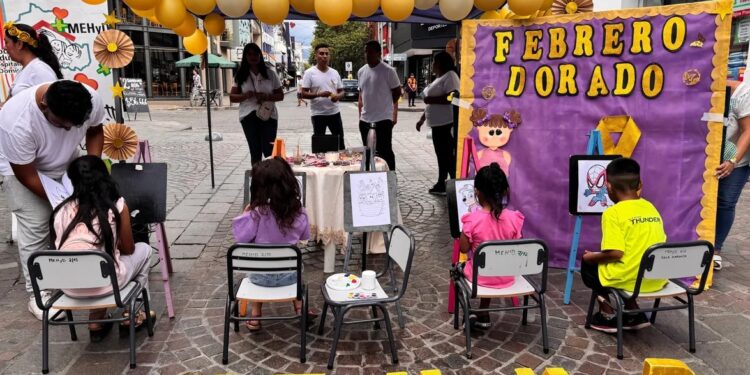 La peatonal se vistió de dorado y con mensajes esperazadores