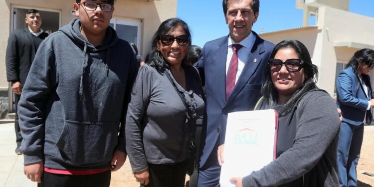 Familias de La Quiaca recibieron de Sadir las llaves de sus viviendas