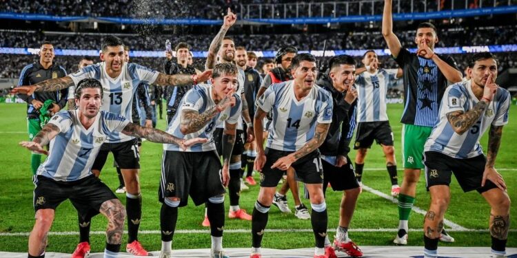 La Selección argentina habla adentro de la cancha: clasificación al Mundial y baile histórico a Brasil