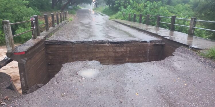El puente que une Los Molinos con Los Huaicos está cortado por las lluvias