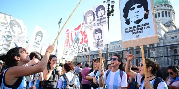 Jubilados y militantes opositores marcharon al Congreso, sin los desmanes de la semana anterior