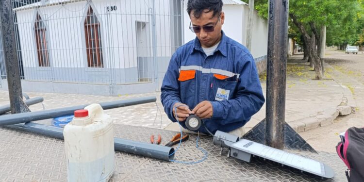 En San Pedro continúan con el recambio de lámparas led