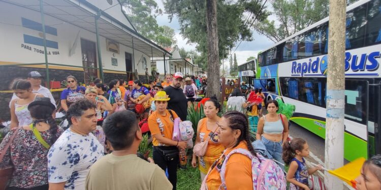 La comparsa correntina Ara Pora se presenta en Monterrico