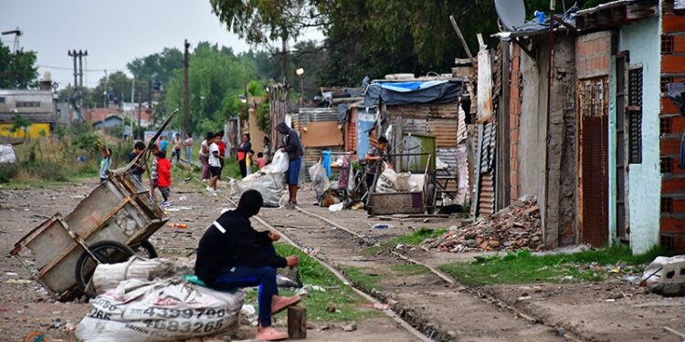La pobreza bajó al 34,9% en febrero último, según una proyección de la Universidad Di Tella