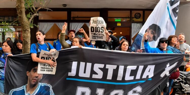 Declaran los primeros tres testigos en el juicio por la muerte de Maradona