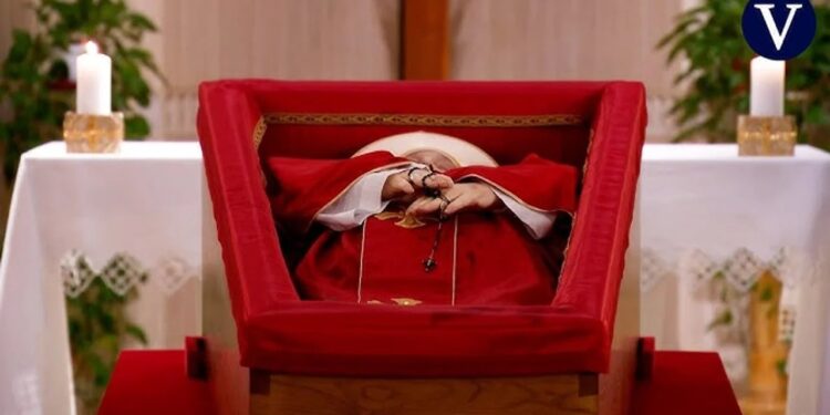 El Vaticano difundió las primeras imágenes del féretro del papa Francisco