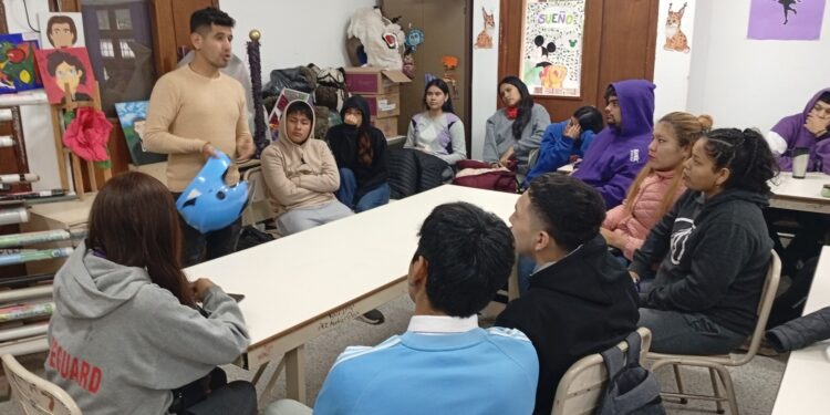 Gabriel Rocha dialoga con los jóvenes sobre la importancia del uso del casco