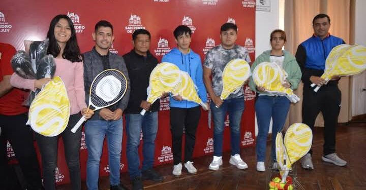 El Intendente Julio Bravo entregó camisetas y elementos deportivos