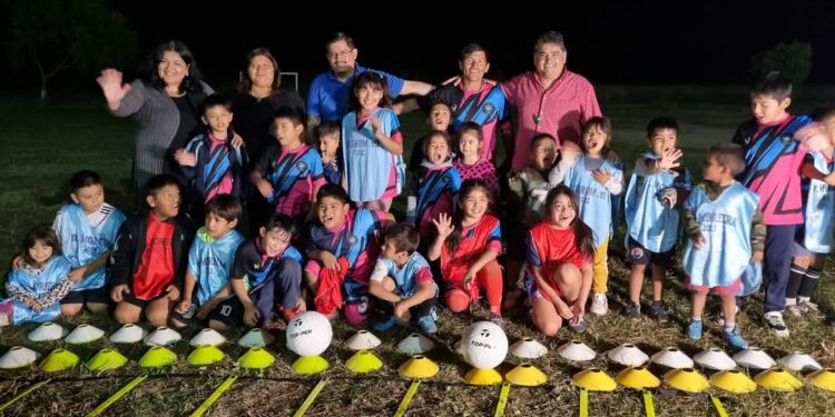 El municipio de Monterrico iluminó cancha de fútbol infantil