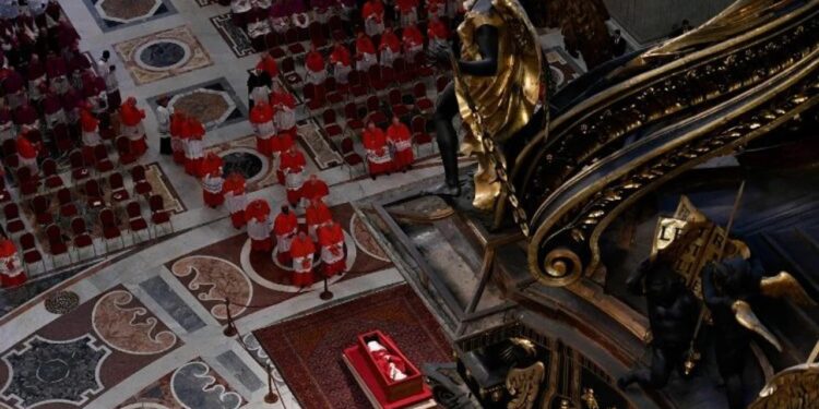 El cuerpo del papa Francisco permanecerá en la basílica de San Pedro durante tres días antes del funeral