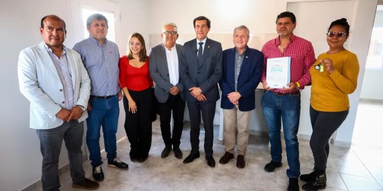 Julio Bravo felicitó a las familias sampedreñas que recibieron las llaves de su vivienda