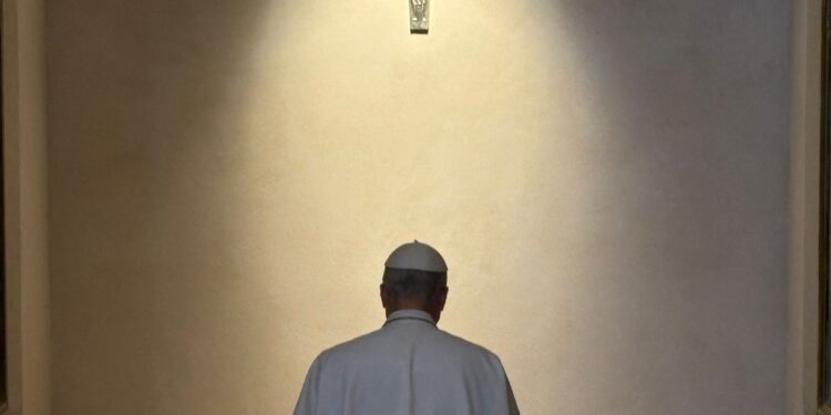 En una de sus primeras actividades, el Papa León XIV visitó la tumba de Francisco