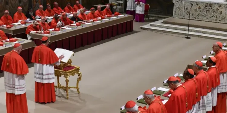 La sucesión del Papa Francisco: Fumata negra y los cardenales se reunirán este jueves para el segundo día del cónclave