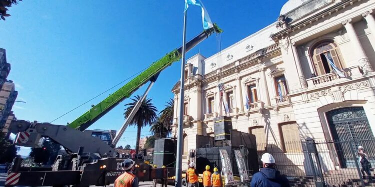 Se realizó el traslado de las obras maestras «La Paz» y «El Progreso» al Museo Lola Mora