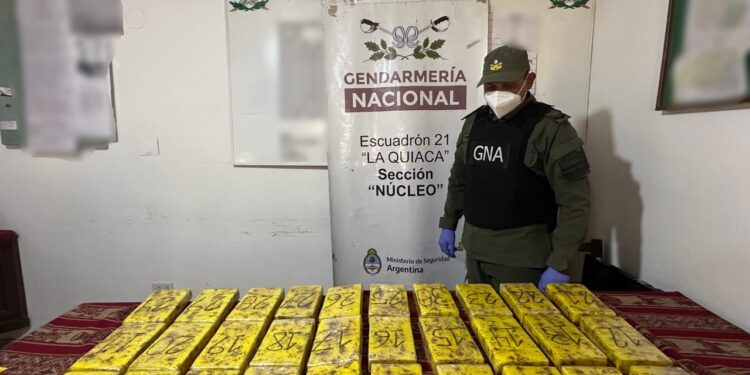 Salta y Jujuy: 97 kilos de cocaína incautados en un control vial y tras el registro de un lugar de acopio