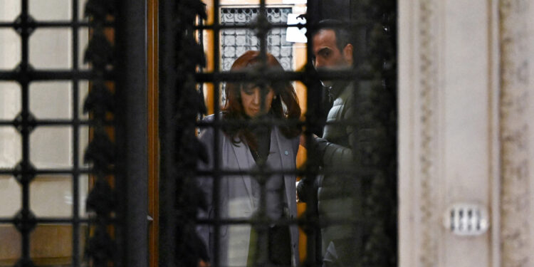 Cristina Kirchner le pidió a la Justicia que le aclare si puede salir al balcón de su departamento durante su prisión domiciliaria