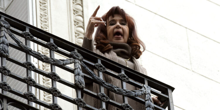 El Tribunal resolvió que Cristina Kirchner cumpla su condena en su departamento porteño, con tobillera electrónica