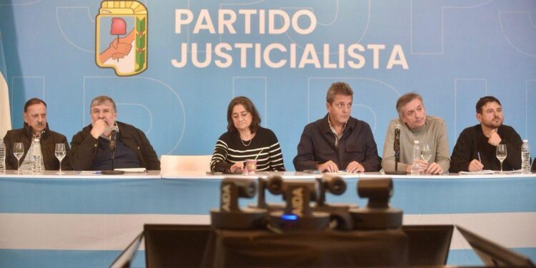 Cristina quiere entregarse el miércoles y presiona a los gobernadores y la CGT para que la acompañen