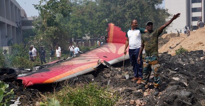 Un avión de Air India con 242 pasajeros hacia Londres se estrelló poco después de despegar: hay un sobreviviente