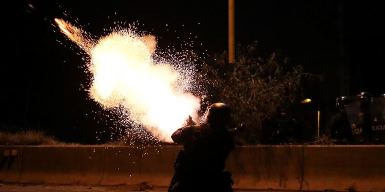 Bolivia: ya son cuatro policías y un civil los muertos y se agrava la pelea entre Evo Morales y el gobierno de Luis Arce