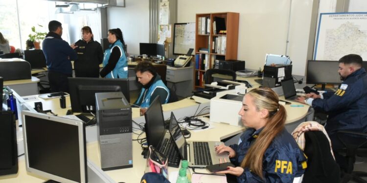 Rescatan a 10 chicos víctimas de pedofilia en el operativo más grande contra la pornografía infantil en el país