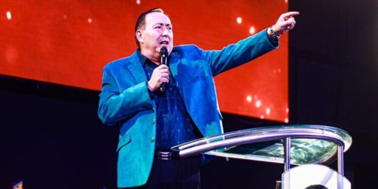 Relató un supuesto milagro que convirtió 100 mil pesos en 100 mil dólares: ahora la Justicia de Chaco investiga por lavado de activos y evasión al pastor que visitó Milei