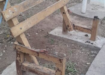 Rompieron un banco de la Plaza de las Naciones para hacer una fogata