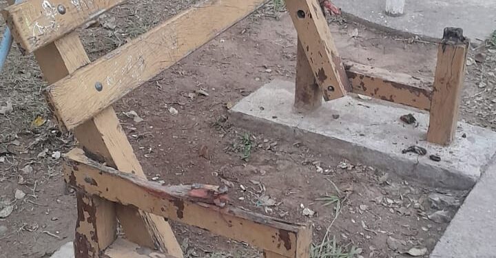 Rompieron un banco de la Plaza de las Naciones para hacer una fogata