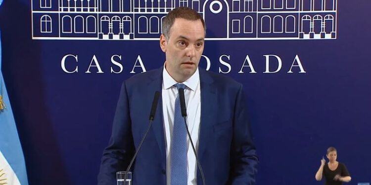 Manuel Adorni anunció que se disolvió Vialidad Nacional: “La corrupción en la obra pública tiene hoy su acta de defunción firmada”