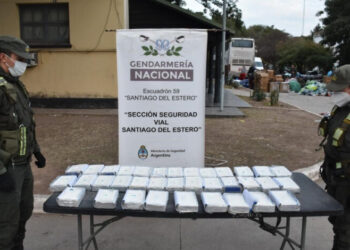Santiago del Estero: Descubren más de 65 kilos de cocaína en la bodega de un transporte de pasajeros y ocultos entre mercadería de contrabando llevados en dos “tour de compras”