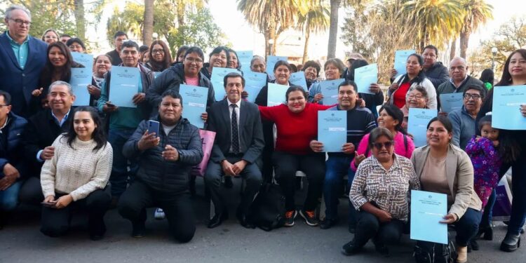 Documentación. Sadir entregó 70 escrituras a familias de Capital, Lozano y Guerrero