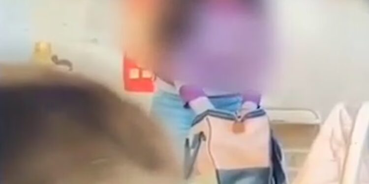 Escándalo en un aula de Entre Ríos: una profesora fue filmada robando dinero de las carteras de sus propias alumnas