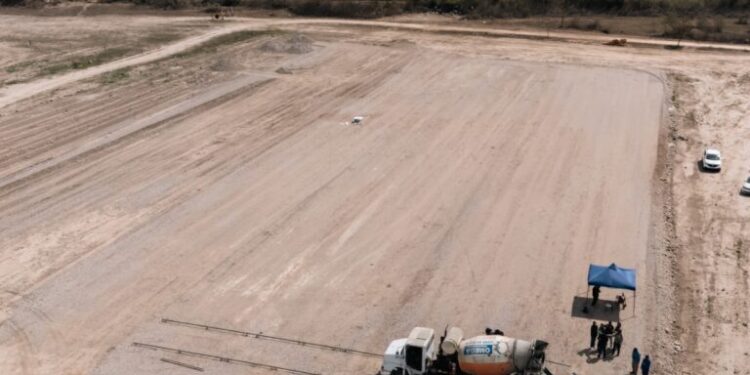 Comenzó el hormigonado para la flamante cancha de hockey sintético en San Pedro
