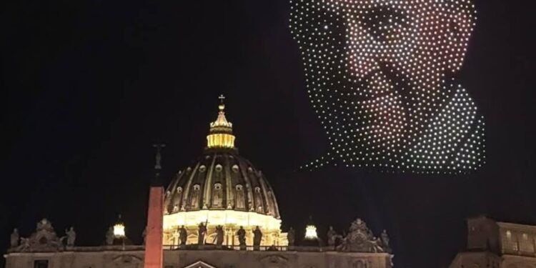 Un emotivo homenaje al papa Francisco durante un concierto mundial en el Vaticano: drones dibujaron su rostro en el cielo