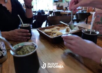 La actriz Emilia Clarke de visita en Argentina: fan del mate y los alfajores de maicena en Jujuy