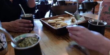 La actriz Emilia Clarke de visita en Argentina: fan del mate y los alfajores de maicena en Jujuy