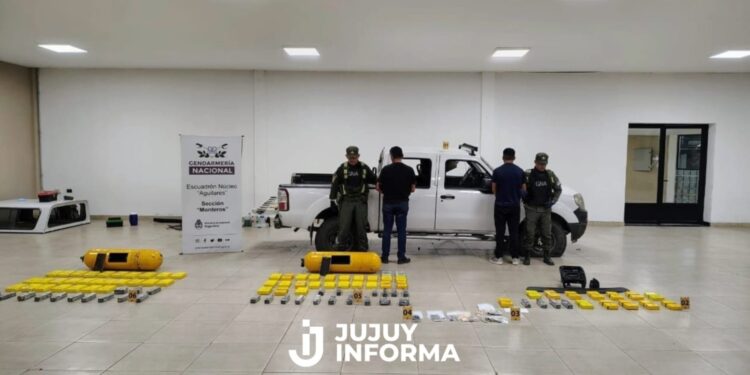 Tucumán: Rellenaron dos tubos de GNC y removieron el tablero de una pick up para ocultar más de 86 kilos de cocaína