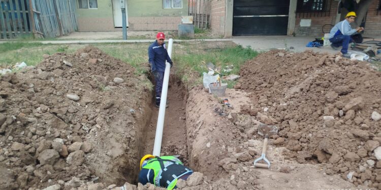 Cada vez falta menos para que barrio Tupac Amaru cuente con la red de cloaca