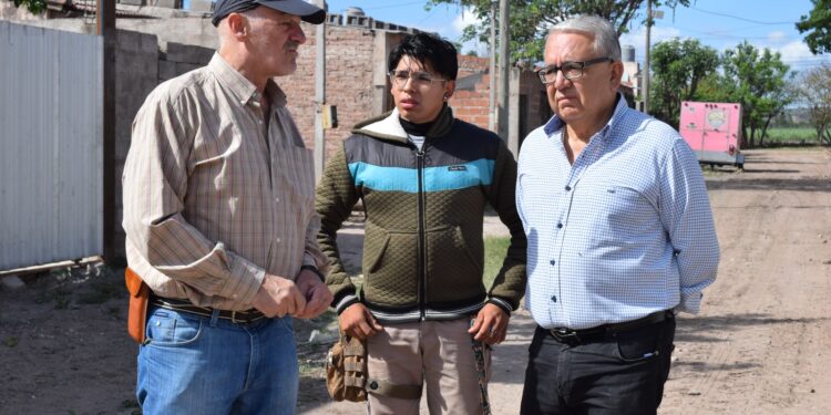 Sigue la construcción de cordón cuneta en barrio 68 Viviendas