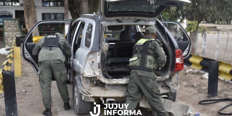 Chalicán: Fabricaron dobles fondos en un vehículo para esconder más de 46 kilos de cocaína