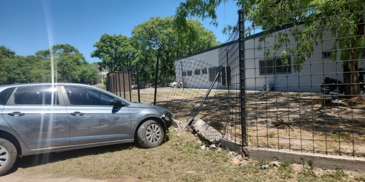 Un vehículo colisiono con el portón del Centro de Monitoreo en San Pedro