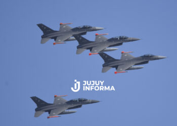 La llegada de los primeros seis cazas F-16 comprados a Dinamarca