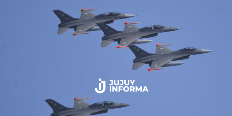 La llegada de los primeros seis cazas F-16 comprados a Dinamarca