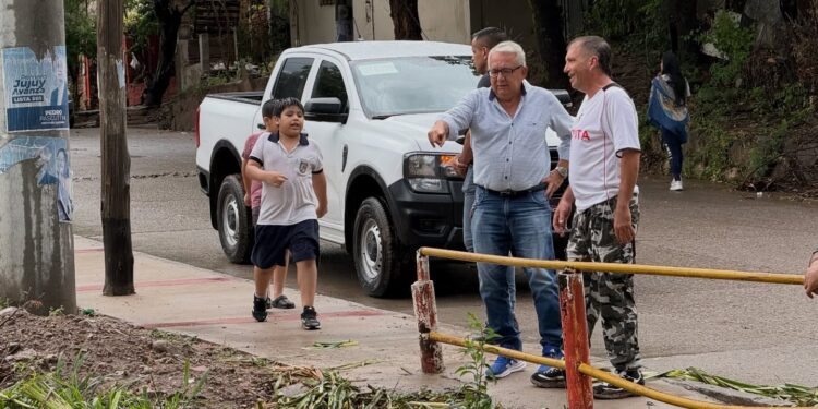 Limpieza y remoción de residuos después de la lluvia en San Pedro de Jujuy