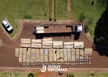 Transportaba más de dos toneladas y media de marihuana encofrado con madera de eucalipto y pino